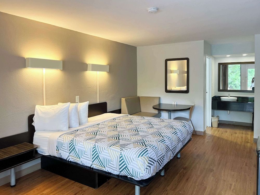 Motel 6 Newnan, GA Deluxe Room, 1 King Bed, Non Smoking, Refrigerator & Microwave 4