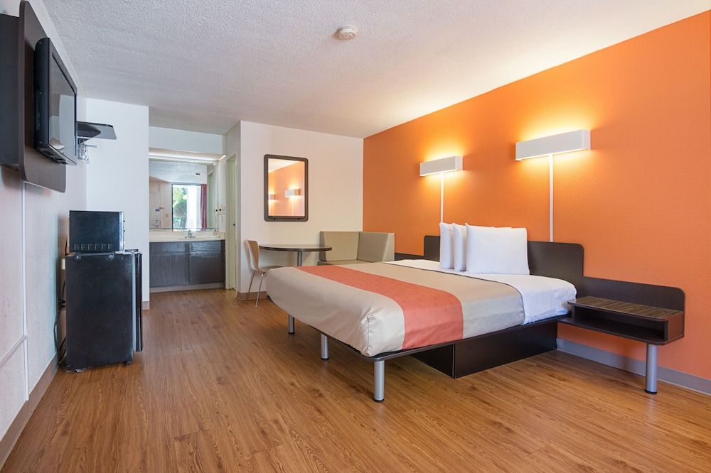 Motel 6 Newnan, GA Deluxe Room, 1 King Bed, Non Smoking, Refrigerator & Microwave 3