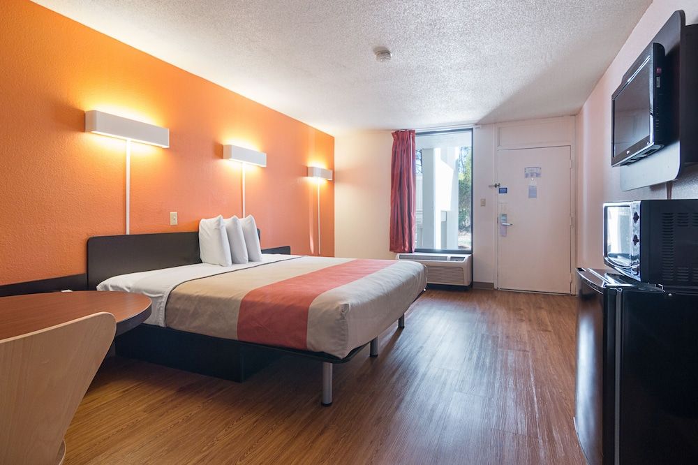 Motel 6 Newnan, GA Deluxe Room, 1 King Bed, Non Smoking, Refrigerator & Microwave