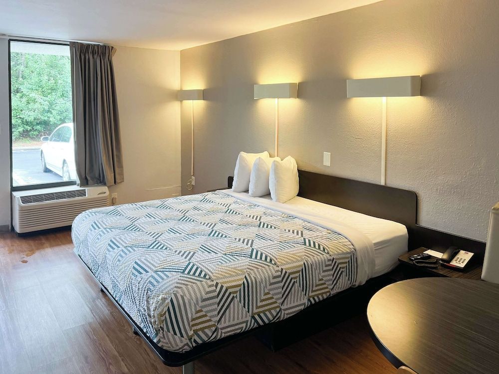 Motel 6 Newnan, GA Deluxe Room, 1 King Bed, Non Smoking, Refrigerator & Microwave 5