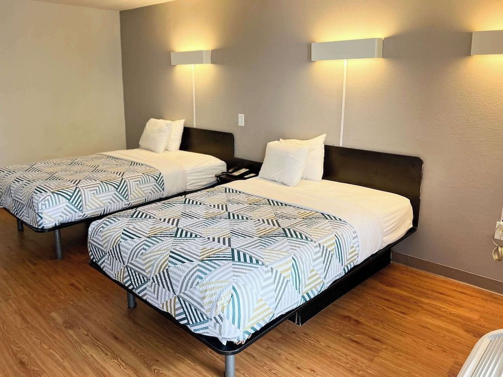 Motel 6 Newnan, GA Deluxe Room, 2 Double Beds, Smoking, Refrigerator & Microwave 4