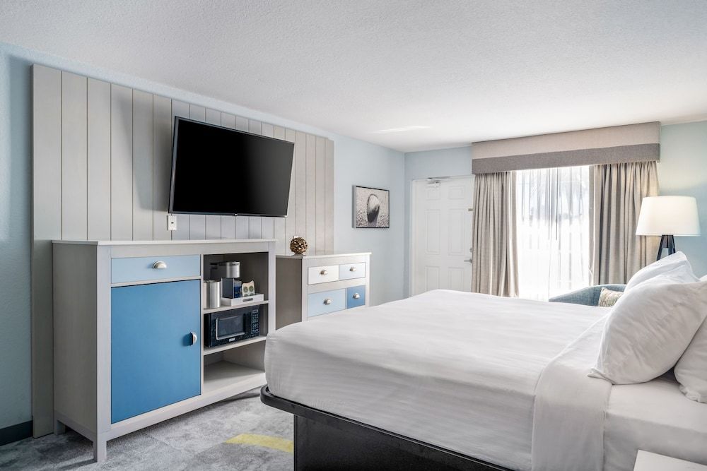 Capt Hiram's Resort King Standard 3