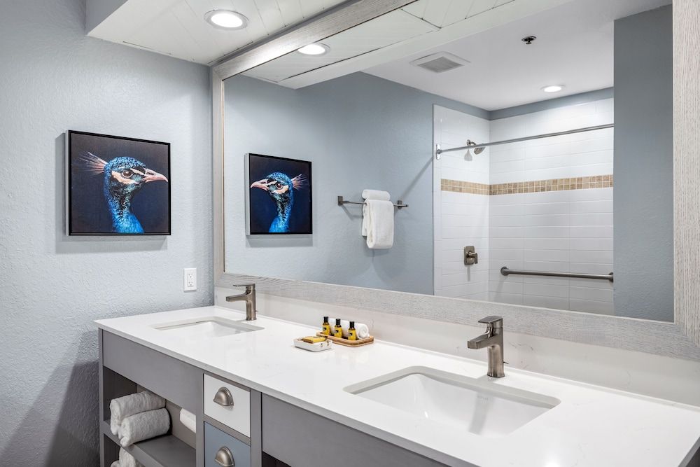 Capt Hiram's Resort 2 Queen Standard, Accessible 3