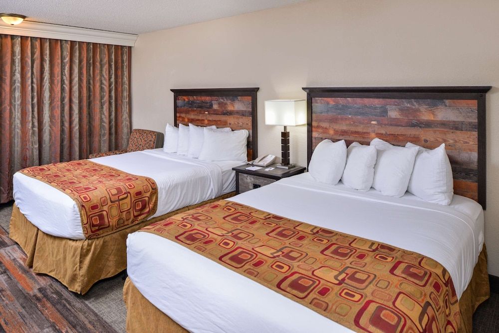 Best Western Kelly Inn Standard Room, 2 Queen Beds, Balcony, Poolside 3