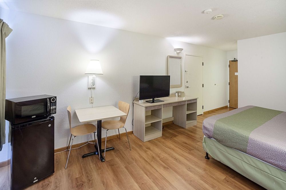 Motel 6 Binghamton, NY Deluxe Room, 1 King Bed, Non Smoking, Refrigerator 8