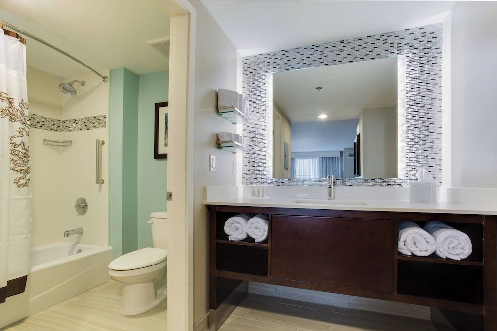 Suite, 1 Bedroom, Non Smoking, Partial Ocean View (Mobility/Hearing Access, Roll-in Shwr)