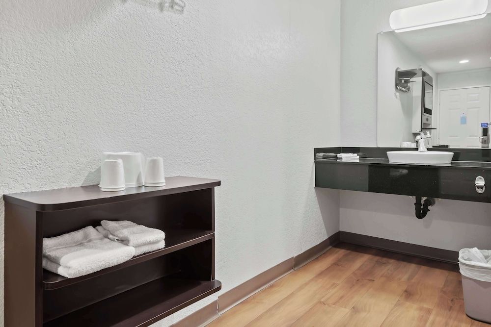 Motel 6 Ventura, CA - Beach Deluxe Room, 1 Queen Bed, Non Smoking, Refrigerator 9