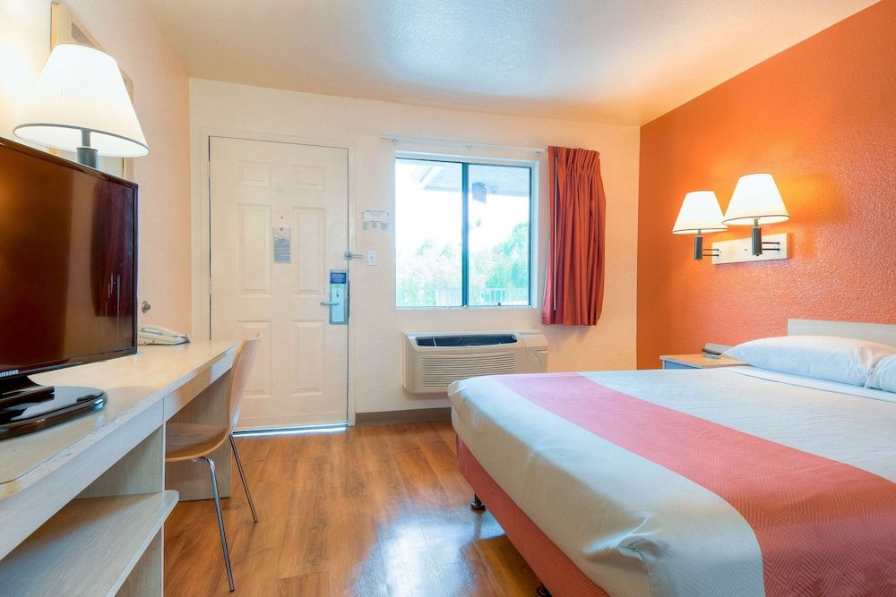 Motel 6 El Cajon, CA - San Diego Standard Room, 1 Queen Bed, Non Smoking 3