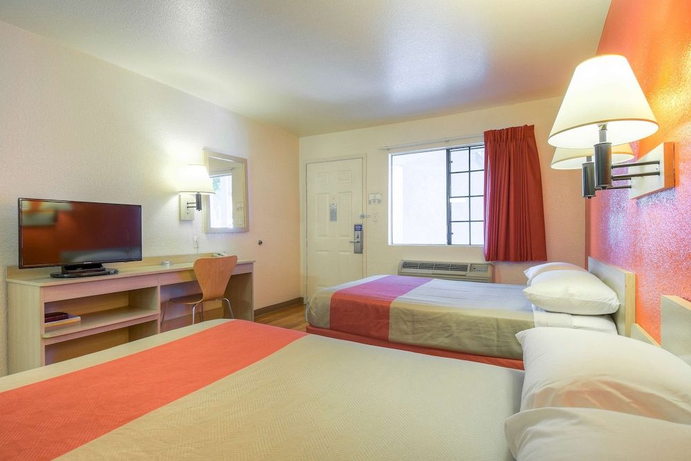 Motel 6 El Cajon, CA - San Diego Deluxe Room, 2 Double Beds, Accessible, Non Smoking 5