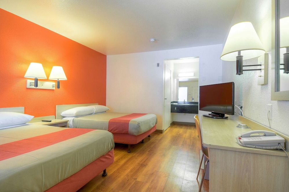 Motel 6 El Cajon, CA - San Diego Deluxe Room, 2 Double Beds, Accessible, Non Smoking 4