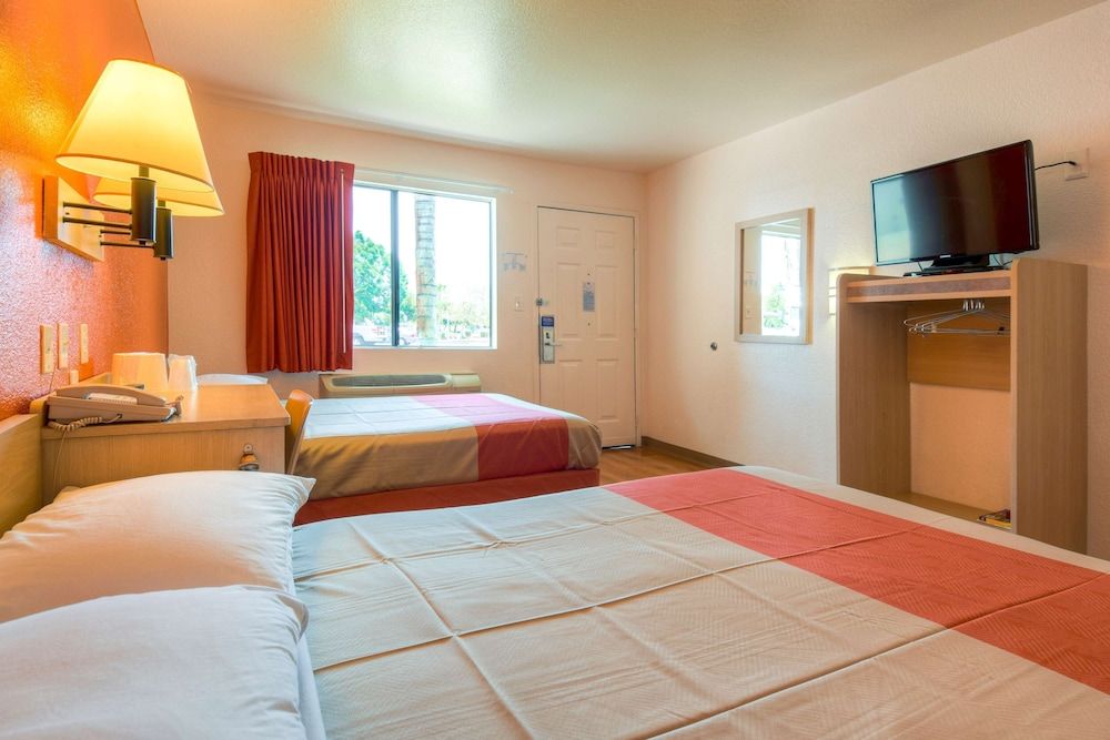 Motel 6 El Cajon, CA - San Diego Deluxe Room, 2 Double Beds, Accessible, Non Smoking 3