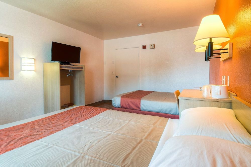 Motel 6 El Cajon, CA - San Diego Deluxe Room, 2 Double Beds, Accessible, Non Smoking 2