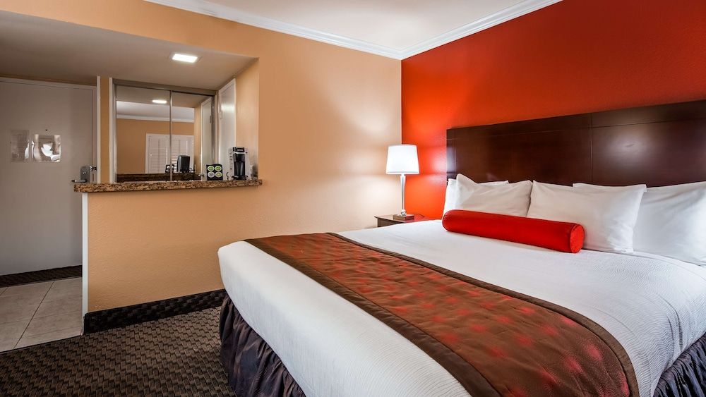 Standard Room, 1 King Bed, Non Smoking, Refrigerator (No Resort Fees)