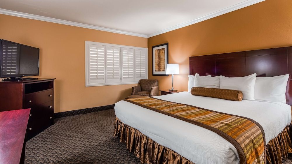Standard Room, 1 King Bed, Non Smoking, Refrigerator (No Resort Fees)
