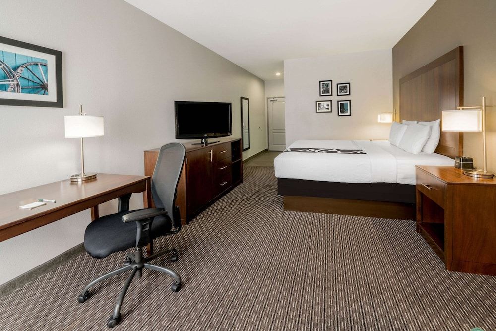 Family Room, 1 King Bed, Non Smoking (Roll-In Shower)