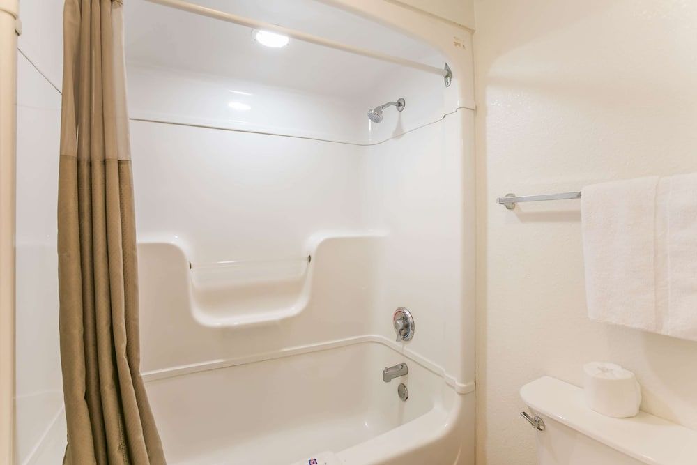 Motel 6 Dothan, AL Standard Room, 1 King Bed, Non Smoking 5