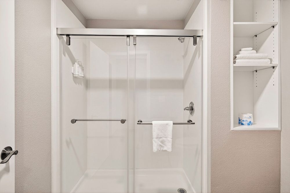 Northern Queen Inn Deluxe Room, 1 King Bed, Non Smoking 6