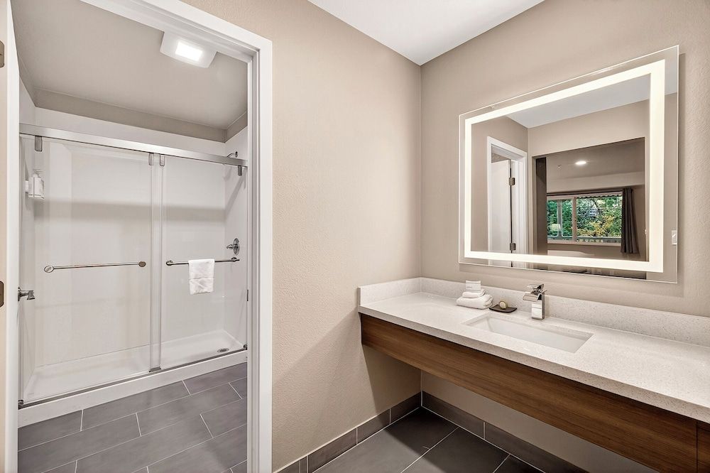 Northern Queen Inn Deluxe Room, 1 King Bed, Non Smoking 8