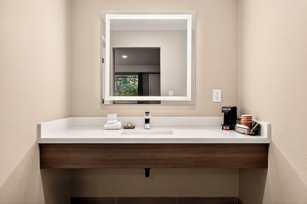 Northern Queen Inn Deluxe Room, 1 King Bed, Non Smoking 5