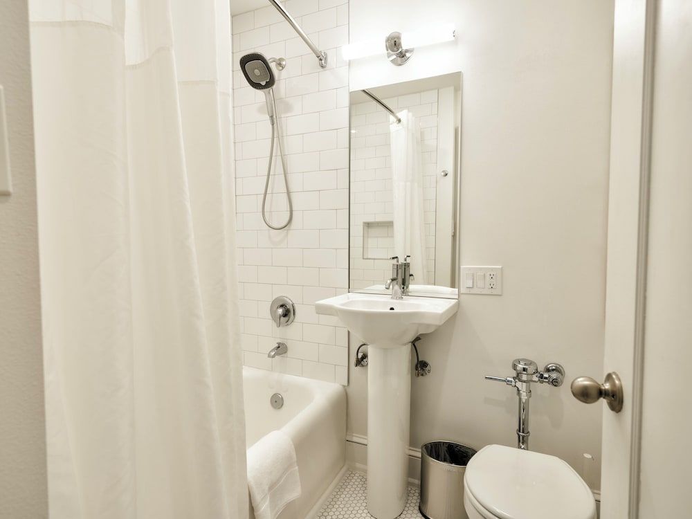 The Plaza Hotel Classic Room, 2 Queen Beds 5