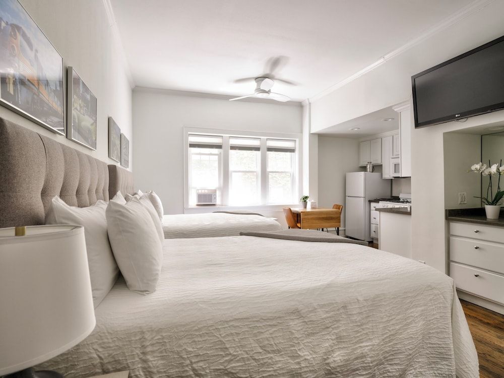 The Plaza Hotel Deluxe Room, 2 Queen Beds 2