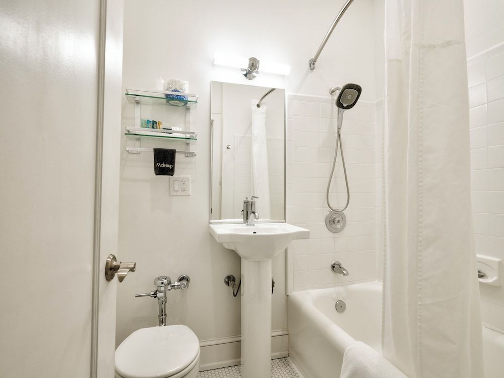 The Plaza Hotel Deluxe Room, 2 Queen Beds 3