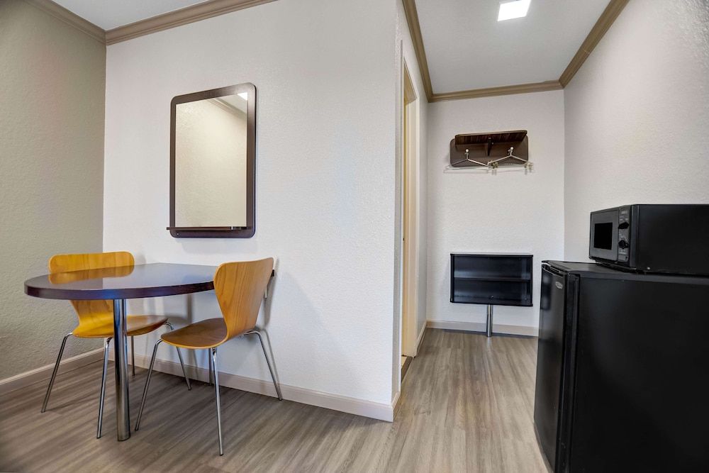 Motel 6 Red Bluff, CA Standard Room, 2 Double Beds, Non Smoking 4