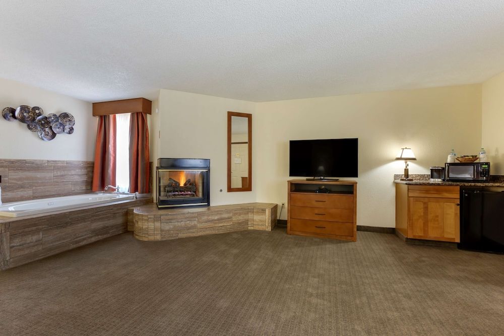 Best Western Paint Pony Lodge Suite, 1 King Bed, Non Smoking, Jetted Tub (2nd Floor) 4