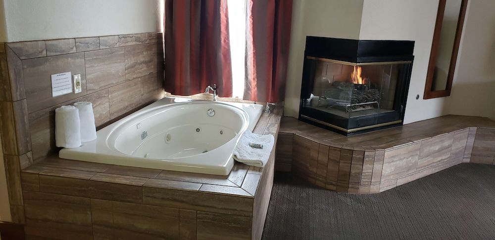 Best Western Paint Pony Lodge Suite, 1 King Bed, Non Smoking, Jetted Tub (2nd Floor) 3