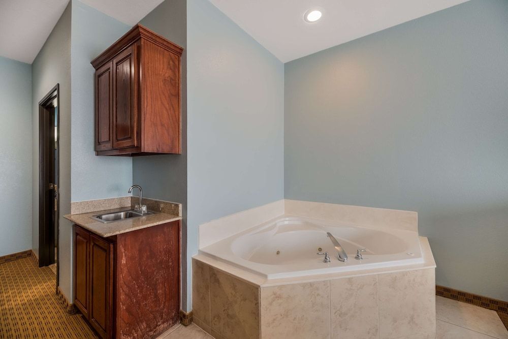 Best Western South Plains Inn & Suites Standard Room, 1 King Bed, Non Smoking, Jetted Tub 2