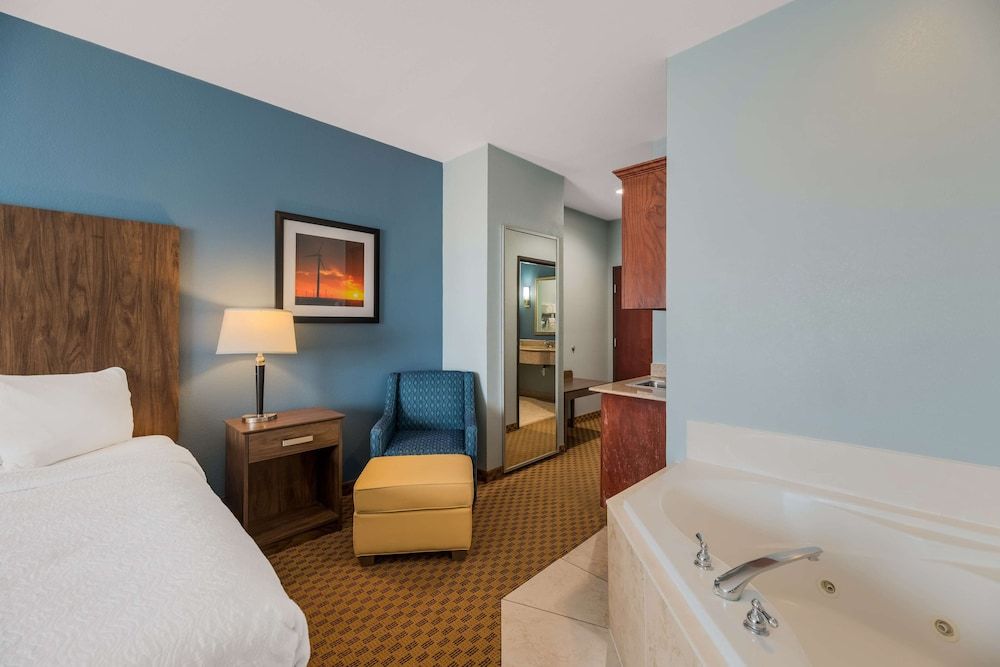 Best Western South Plains Inn & Suites Standard Room, 1 King Bed, Non Smoking, Jetted Tub 4