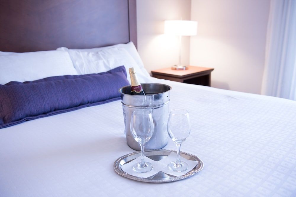 The Bluemont Hotel Suite, 1 King Bed 4