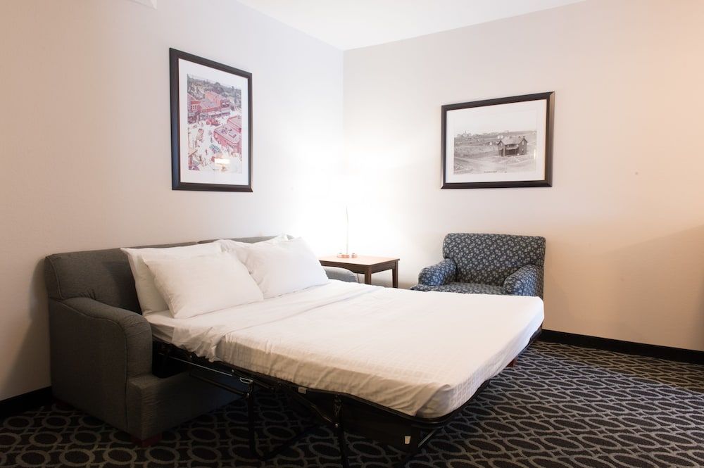 The Bluemont Hotel Suite, 1 King Bed 3