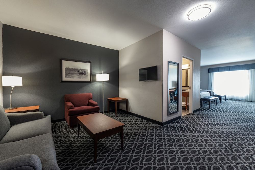 The Bluemont Hotel Suite, 1 King Bed 9