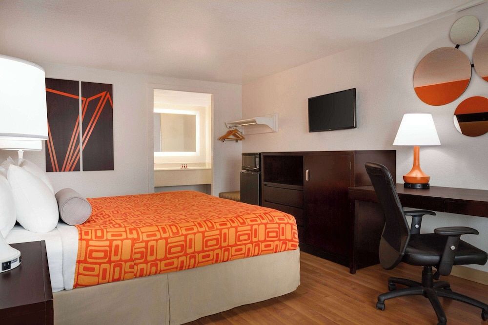 Room, 1 King Bed, Smoking