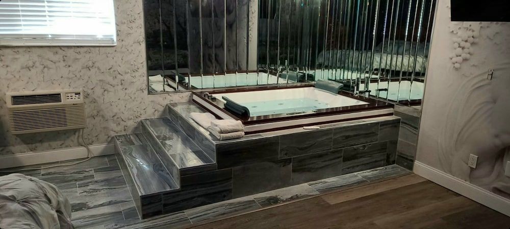 Americas Best Value Inn Providence North Scituate Suite, 1 King Bed, Jetted Tub 5