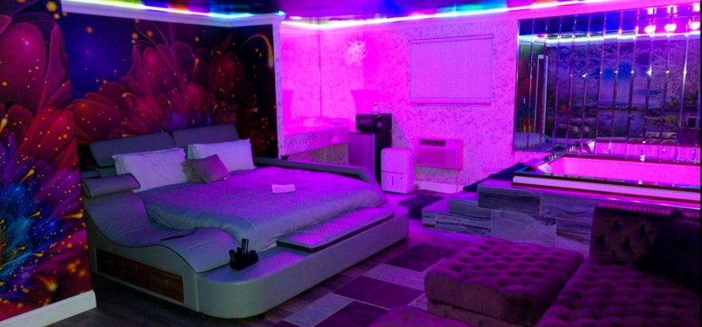 Americas Best Value Inn Providence North Scituate Suite, 1 King Bed, Jetted Tub 2