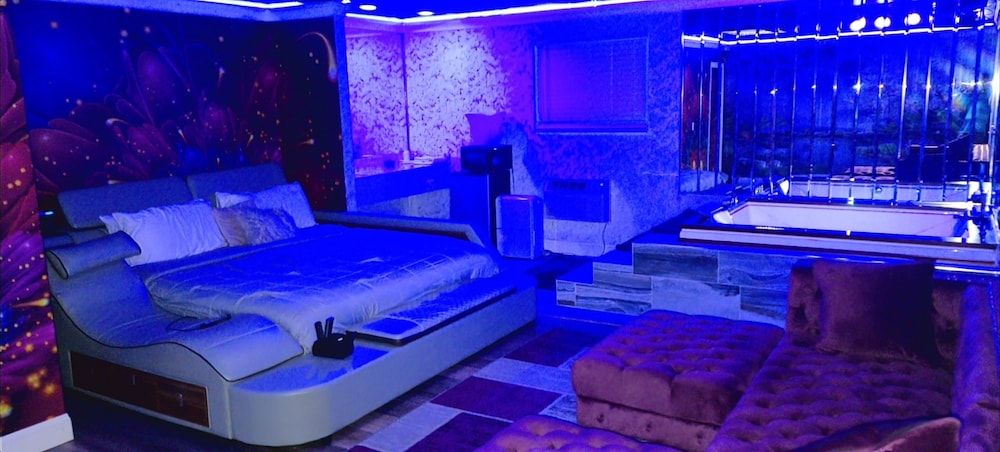 Americas Best Value Inn Providence North Scituate Suite, 1 King Bed, Jetted Tub 3