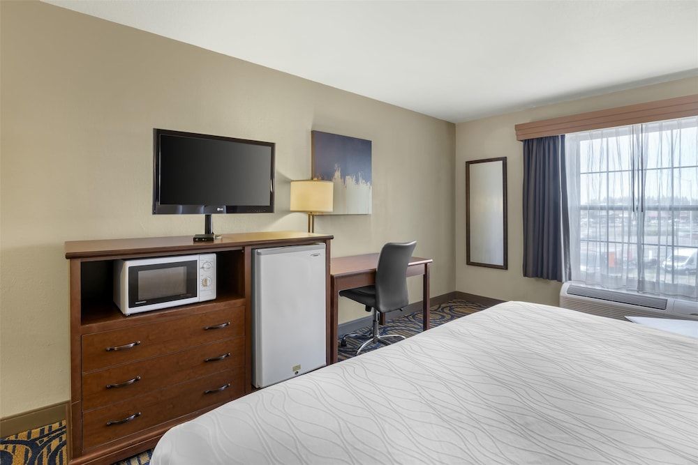 Best Western Woodburn Standard Room, 1 King Bed, Accessible, Non Smoking 2