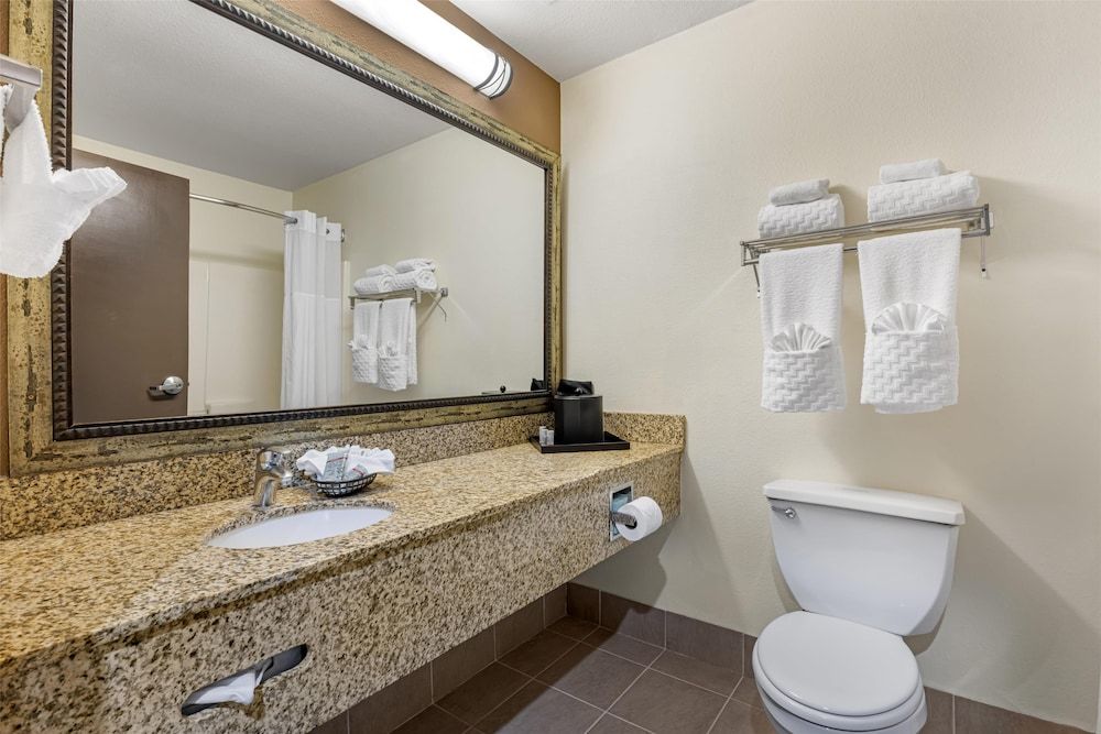 Best Western Woodburn Standard Room, 2 Queen Beds, Non Smoking, Refrigerator & Microwave 3