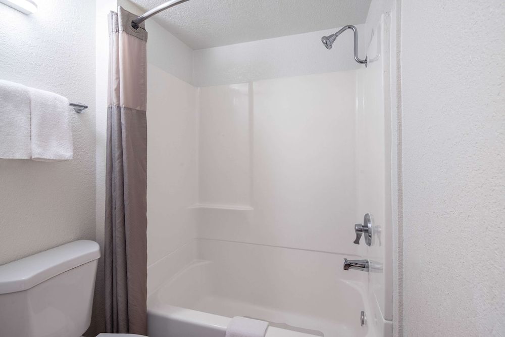 Motel 6 Thousand Oaks, CA Standard Room, 1 Double Bed, Accessible, Non Smoking 6