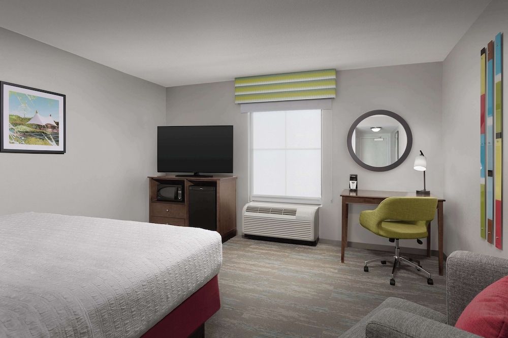 Room, 1 King Bed, Refrigerator