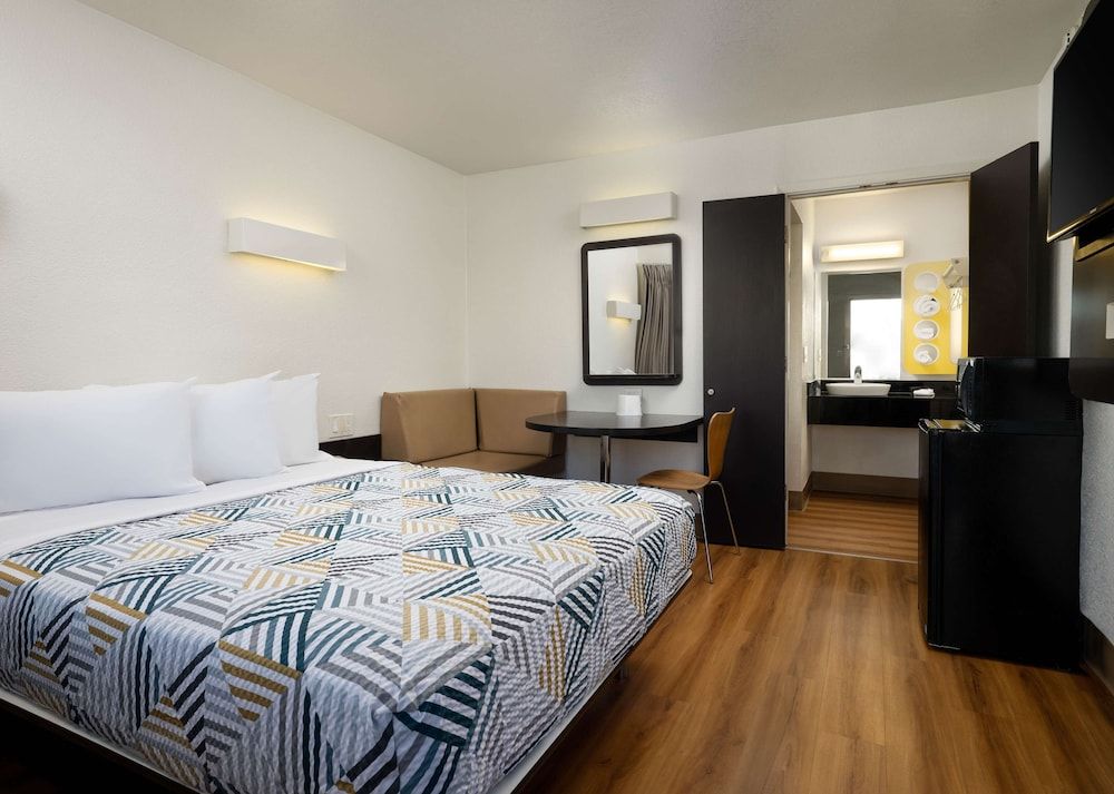 Standard Room, 1 Queen Bed, Non Smoking, Refrigerator & Microwave