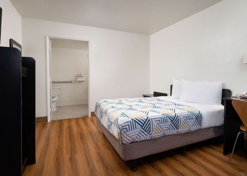 Standard Room, 1 Queen Bed, Non Smoking, Refrigerator & Microwave