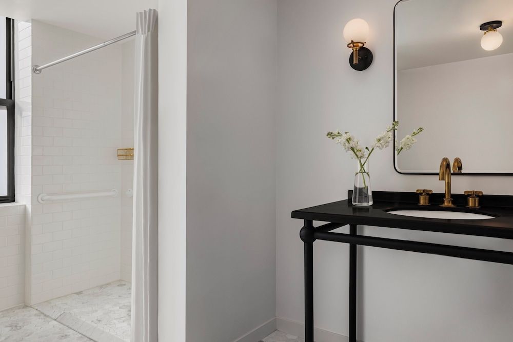 Suite, 1 King Bed, Accessible Bathtub (Mobility, Roll-In Shower)