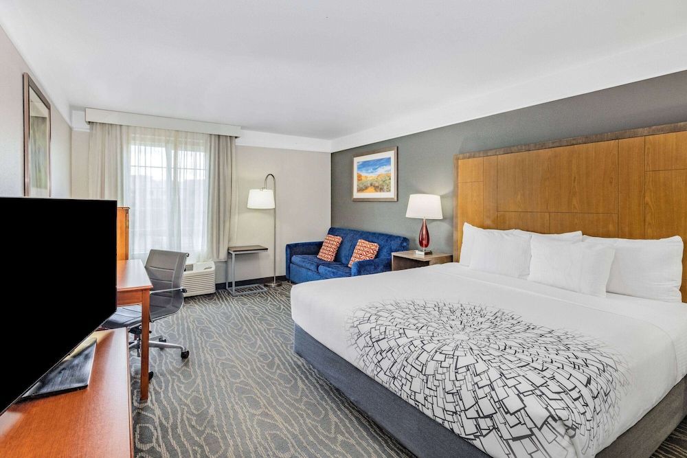 Suite, 1 King Bed, Accessible, Non Smoking (Mobility Accessible)