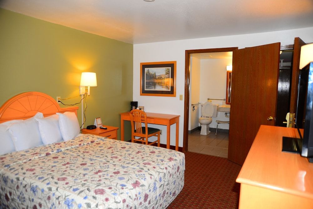 Deluxe Room, 1 Queen Bed, Accessible