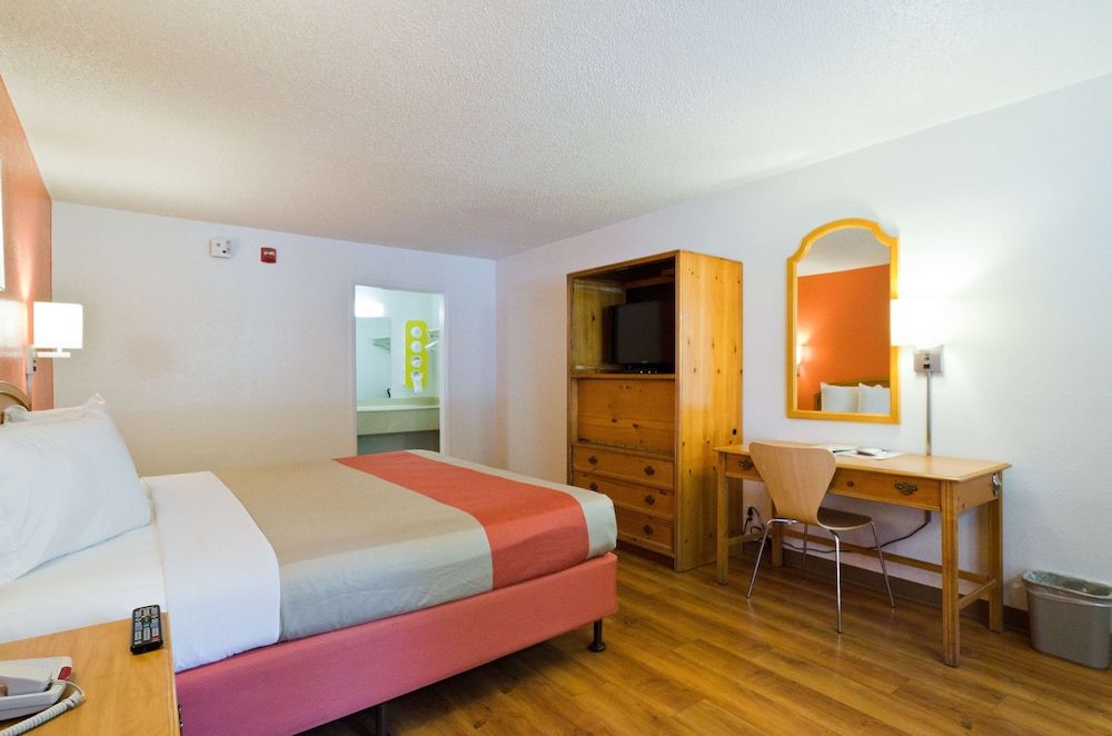 Motel 6 Frederick, MD - Fort Detrick Deluxe Room, 1 King Bed, Non Smoking, Refrigerator