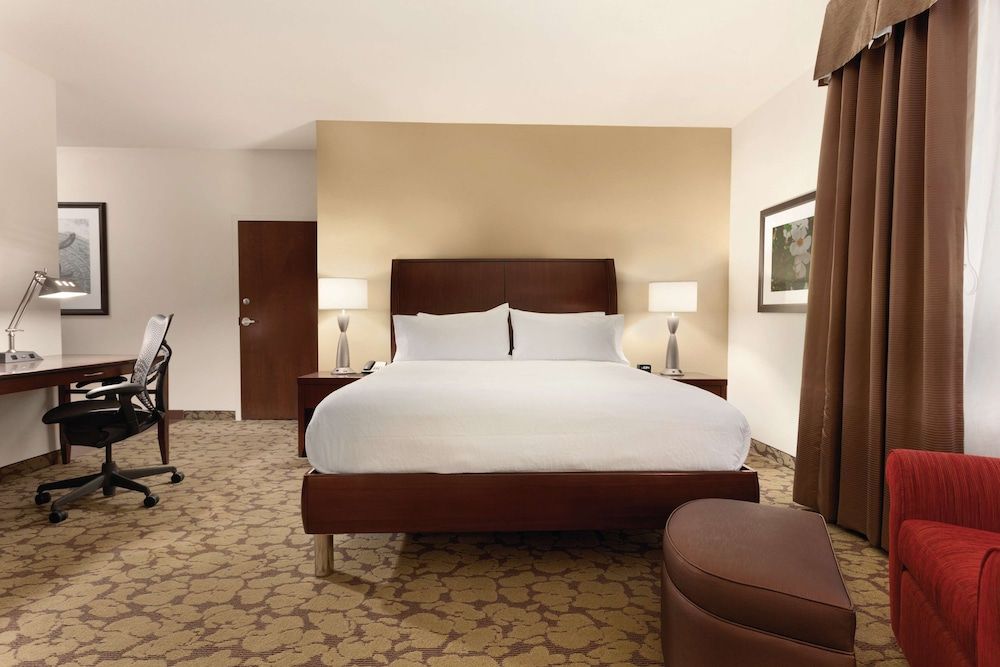 Suite, 1 King Bed, Accessible