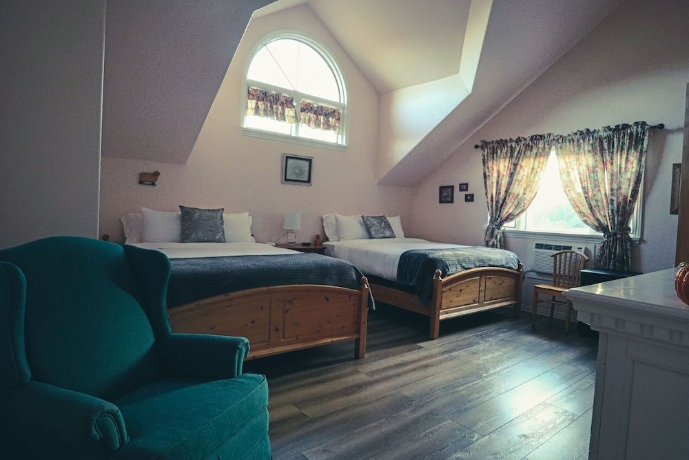 Tucker Peak Lodge Standard, 2 Queen Bed 3